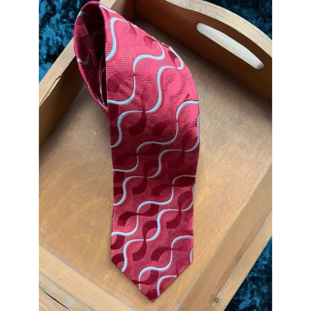 Murano Men's 100% Silk Tie Red Silver Geometric Hand Tailored USA Necktie